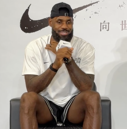 詹姆斯：在成都感受了难以置信的欢迎，我想回馈这座城市和国家